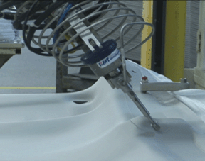 Cortando com os sistemas da KMT Waterjet na indústria automotiva utilizando a robótica